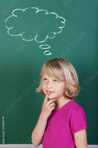 Foto: schulkind denkt an etwas schulkind denkt an etwas
