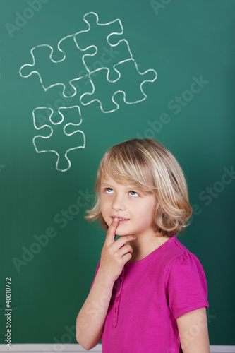 Photo: schülerin denkt an puzzle schülerin denkt an puzzle