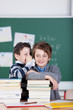 zwei schulkinder flüstern