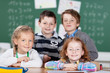 vier kinder im ersten schuljahr
