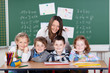 schulkinder mit lehrerin in der klasse