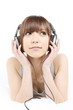 音楽を聴く女性