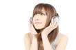 音楽を聴く女性