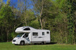 Camper in sosta su prato di campagna