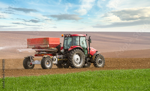Foto: an agricultural tractor starts a chemical treatment an agricultural tractor starts a chemical treatment