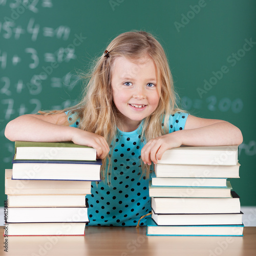 Foto: mädchen in der schule mit büchern mädchen in der schule mit büchern
