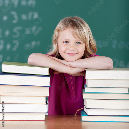 Foto: glückliches mädchen mit schulbüchern glückliches mädchen mit schulbüchern