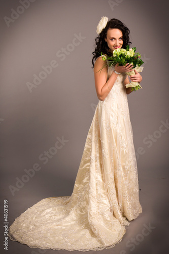 Foto: Portrait of a beautiful happy bride Portrait of a beautiful happy bride