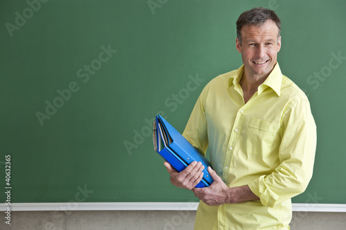 Foto: friendly teacher on the blackboard friendly teacher on the blackboard