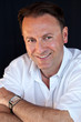 Homme 40s, heureux et souriant #2