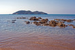 Wyspa przy plaży Dafne na greckiej wyspie Zakynthos