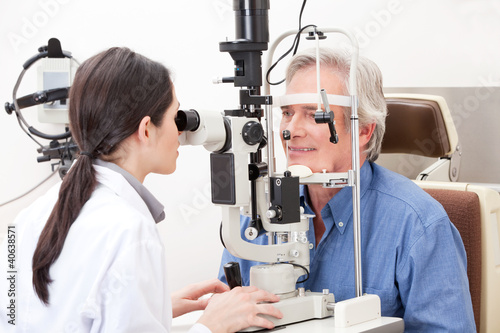 Foto: Optometrist doing Sight Testing Optometrist doing Sight Testing
