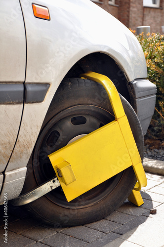 Foto: Auto mit Parkkralle Auto mit Parkkralle