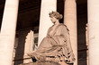 Statue devant le palais Brongiart à Paris