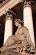 Statue devant le palais Brongiart à Paris