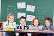 vier kinder in der grundschule