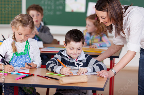 Foto: lehrerin in der grundschule lehrerin in der grundschule