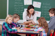 schulkinder malen im unterricht