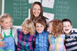 lachende schulkinder mit ihrer lehrerin