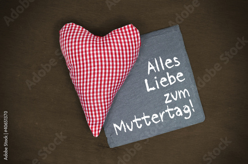 Foto: Herz auf Holz mit Schiefertafel und Muttertag Herz auf Holz mit Schiefertafel und Muttertag