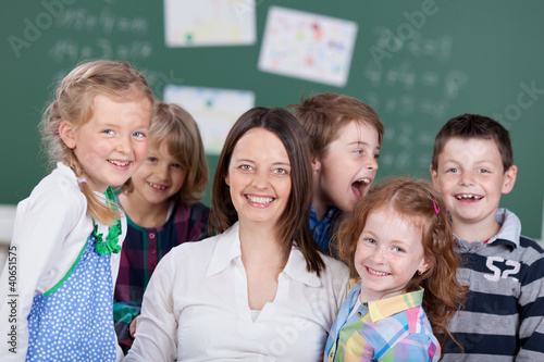 Foto: lehrerin mit schülern in der klasse lehrerin mit schülern in der klasse