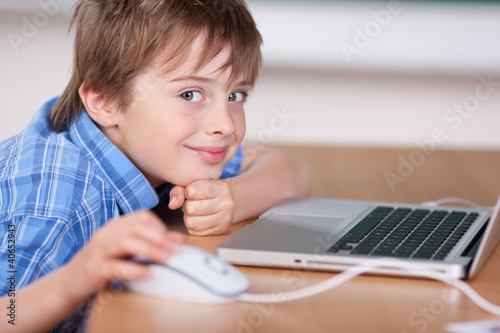 Foto: lächelnder junge mit laptop lächelnder junge mit laptop