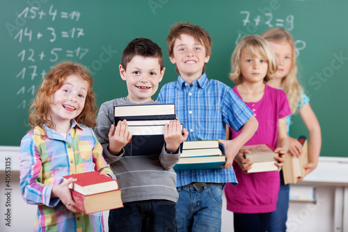 Foto: schulkinder mit büchern vor der tafel schulkinder mit büchern vor der tafel
