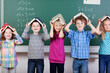 lachende schüler mit büchern