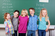 lachende schulkinder vor der tafel