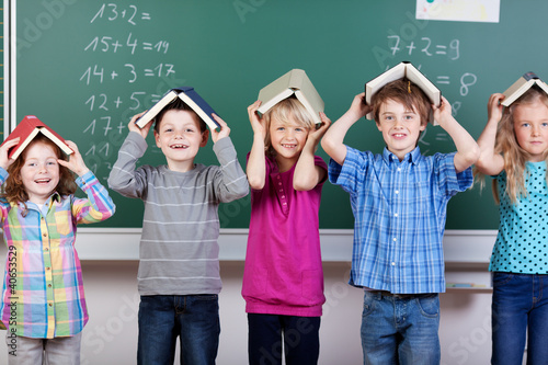 Foto: lachende schüler mit büchern lachende schüler mit büchern