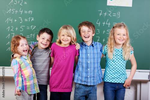 Foto: lachende schulkinder vor der tafel lachende schulkinder vor der tafel