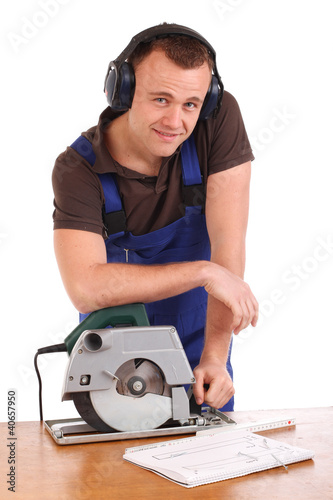 Foto: Mann mit Handkreissäge Mann mit Handkreissäge