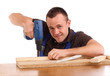 Handwerker beim Schrauben