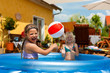 Kinder spielen im Wasser