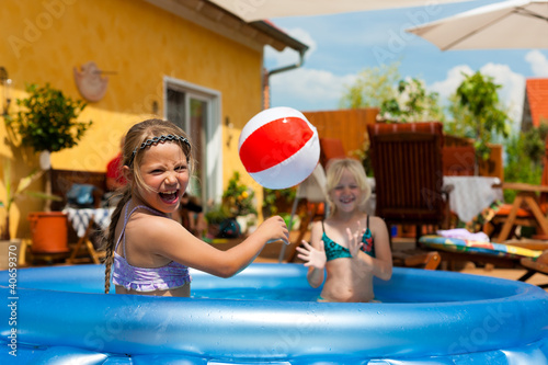 Photo: Kinder spielen im Wasser Kinder spielen im Wasser