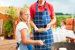 Glückliche Familie beim Grillen
