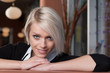 Frau flirtet im Cafe Frau flirtet im Cafe