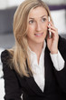 Hübsche Frau beim Telefonieren