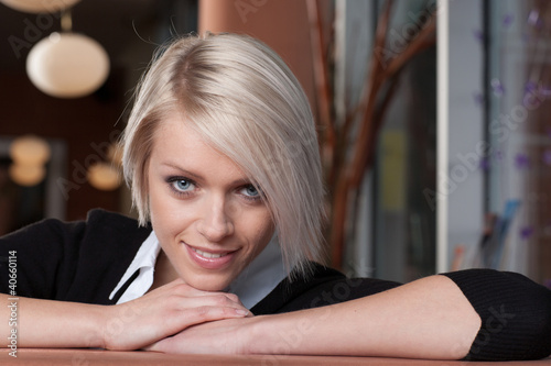 Photo: Frau flirtet im Cafe Frau flirtet im Cafe