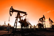 Foto: working oil pumps silhouette working oil pumps silhouette