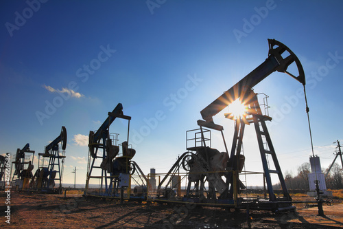 Foto: working oil pumps silhouette working oil pumps silhouette