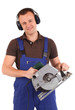 Handwerker mit Handkreissäge