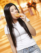Detalii fotografie woman eating a donut
