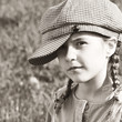 Skeptisches Mädchen mit Ballonmütze