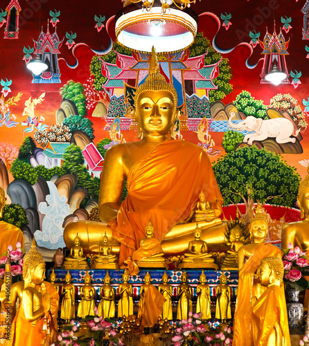 Foto: Buddha statue at temple in Bangkok, Thailand. Buddha statue at temple in Bangkok, Thailand.