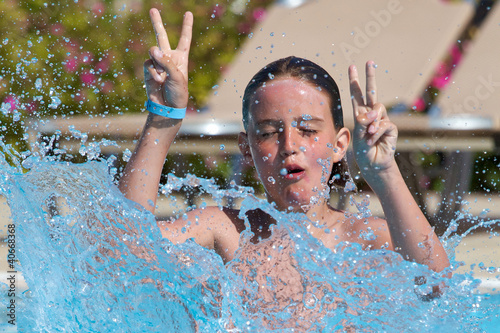 Photo: Erfrischung - Junge springt ins Wasser- Wasserbombe Erfrischung - Junge springt ins Wasser- Wasserbombe