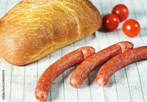 Photo: Bread, sausage and tomato Bread, sausage and tomato