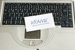Zettel "KRANK" auf Tastatur eines Laptops
