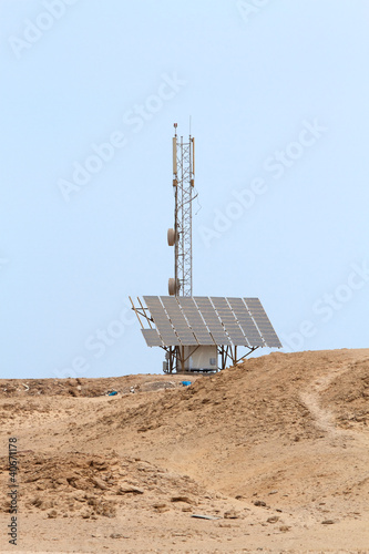 Foto: Funkturm mit Solarpanelen Funkturm mit Solarpanelen