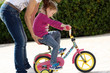 Bambina in bicicletta in salita si fa aiutare